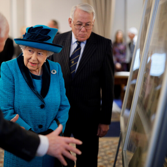 La reine Elisabeth II d'Angleterre en visite dans les nouveaux locaux de la "Royal Philatelic Society" à Londres. Le 26 novembre 2019 