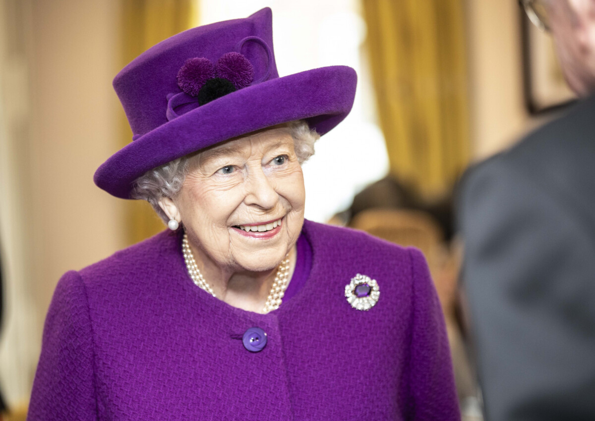 Photo : La reine Elisabeth II d'Angleterre s'entretient avec des