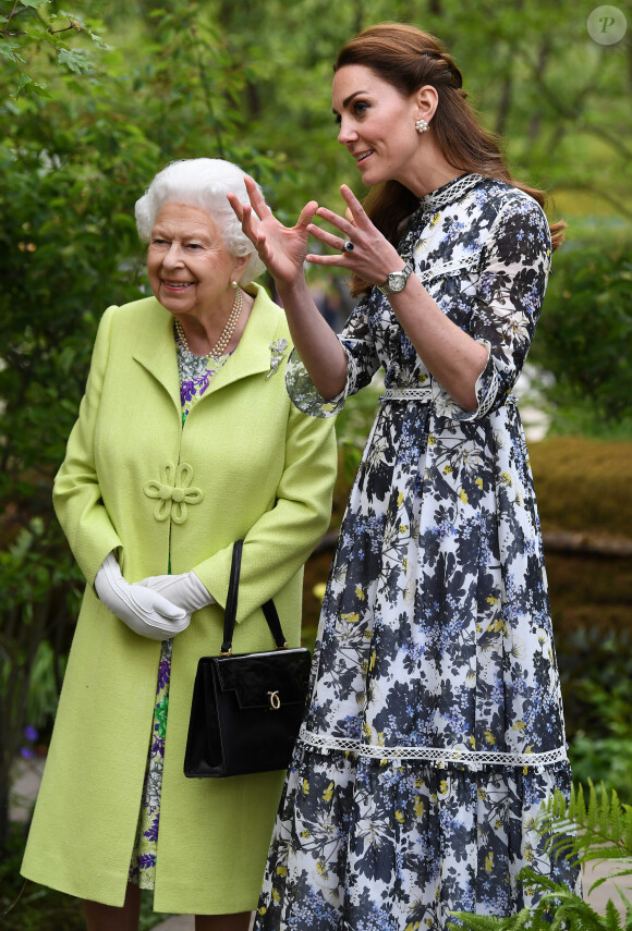 La reine Elisabeth II d'Angleterre, et Catherine (Kate) Middleton, duchesse de Cambridge,en visite au "Chelsea Flower Show 2019" à Londres, le 20 mai 2019. 