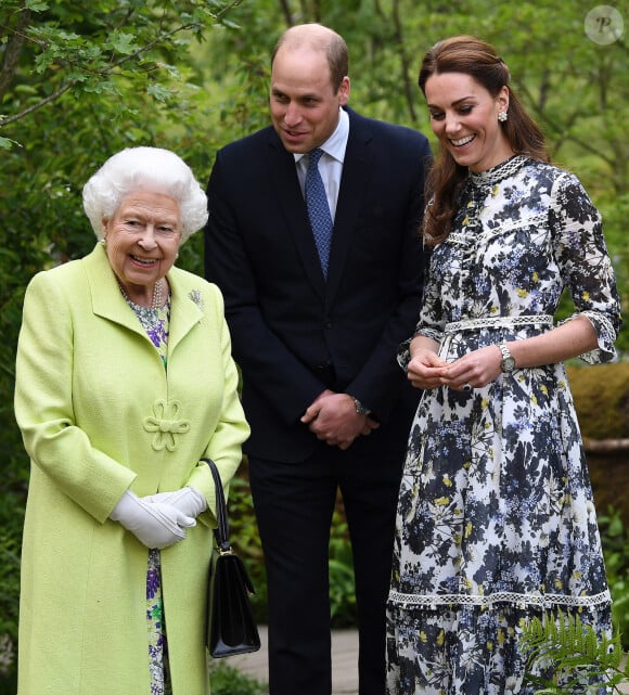 Sur Instagram, la duchesse a dévoilé une photo de la reine entourée de plusieurs enfants de la famille 
La reine Elisabeth II d'Angleterre, le prince William, duc de Cambridge, et Catherine (Kate) Middleton, duchesse de Cambridge, en visite au "Chelsea Flower Show 2019" à Londres, le 20 mai 2019. 