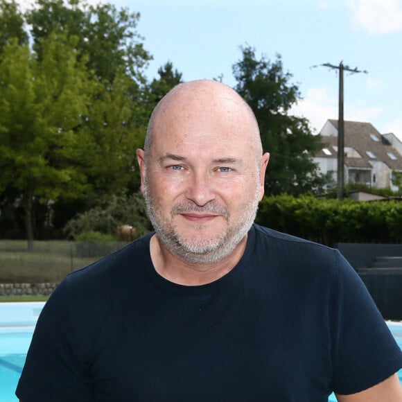 Prix Spécial - Sébastien Cauet pose au bord de la piscine municipale - L'animateur radio de NRJ, Sébastien Cauet retourne à Marle (Aisne), sa ville natale, et inaugure la piscine municipale qui porte son nom le 11 juin 2022. Cette journée "Cauet made in Marle" était l'occasion pour le comité des fêtes et l'animateur d'inaugurer le 1er salon international des jeux de café. © Claude Dubourg/Bestimage