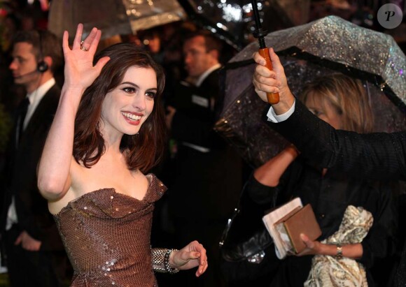Anne Hathaway à l'avant-première d'Alice au pays des merveilles, à Londres, le 25 février 2010 !