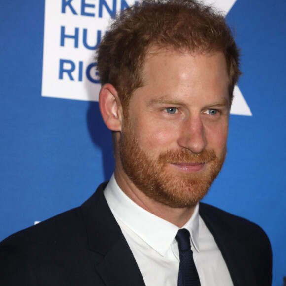 Son père fera l'aller-retour dans la journée pour le couronnement. 
Le prince Harry et Meghan Markle lors du photocall de la soirée caritative Robert F. Kennedy Human Rights à New York le 6 décembre 2022. 
