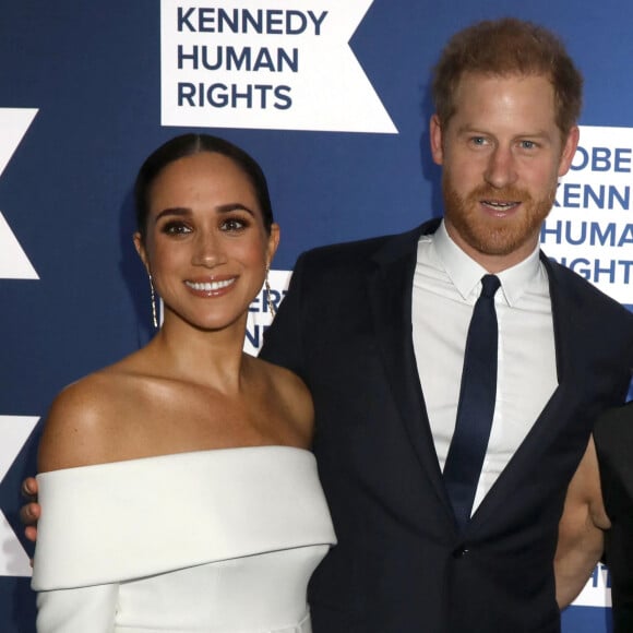 Alors que le couronnement s'organise, Harry et Meghan s'occupent quant à eux de leur fils Archie qui aura bientôt 4 ans. 
Le prince Harry et Meghan Markle lors du photocall de la soirée caritative Robert F. Kennedy Human Rights à New York. 