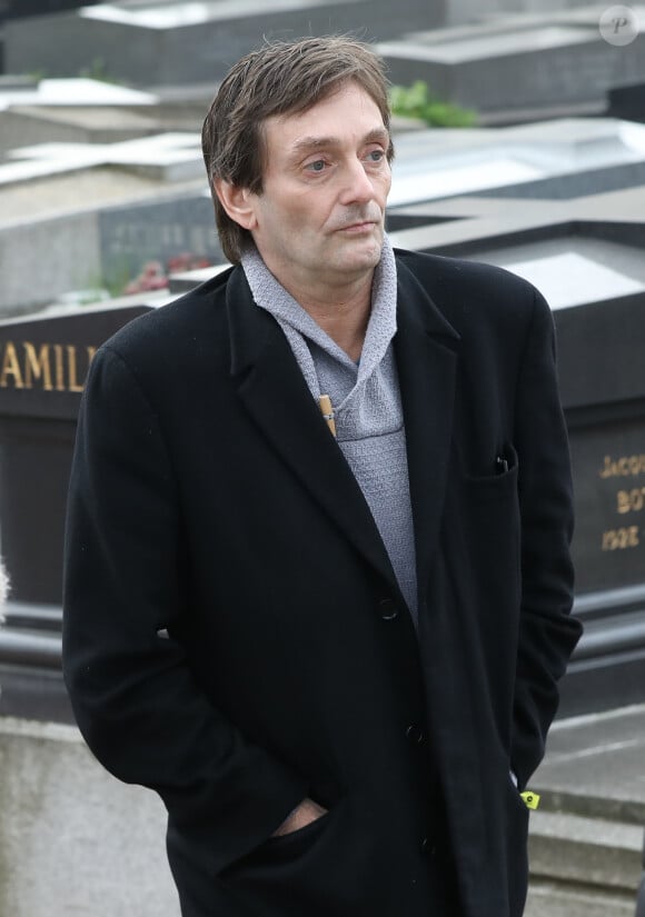 Il était déjà connu de la justice pour des délits liés aux stupéfiants (il a été condamné pour cela rapporte BFMTV dans son documentaire, ndlr).
Pierre Palmade lors des obsèques de Véronique Colucci au cimetière communal de Montrouge.