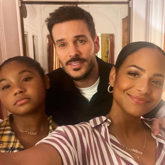 On le voit notamment monter des escaliers qui font la moitié de sa taille, ou encore jouer au basket avec sa demi-soeur Violet. 
M. Pokora, Christina Milian et sa fille Violet dans les coulisses du Théâtre de la Madeleine. Le 17 septembre 2021.