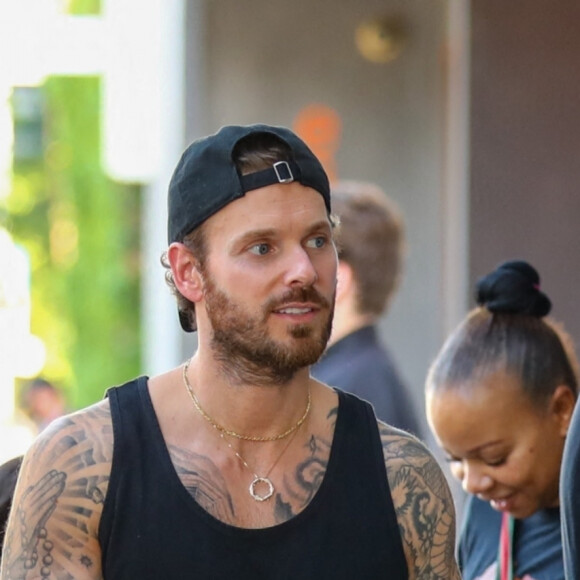 Christina Milian fait du shopping avec sa fille Violet et son mari Matt Pokora (M. Pokora) à Los Angeles le 6 avril 2022.