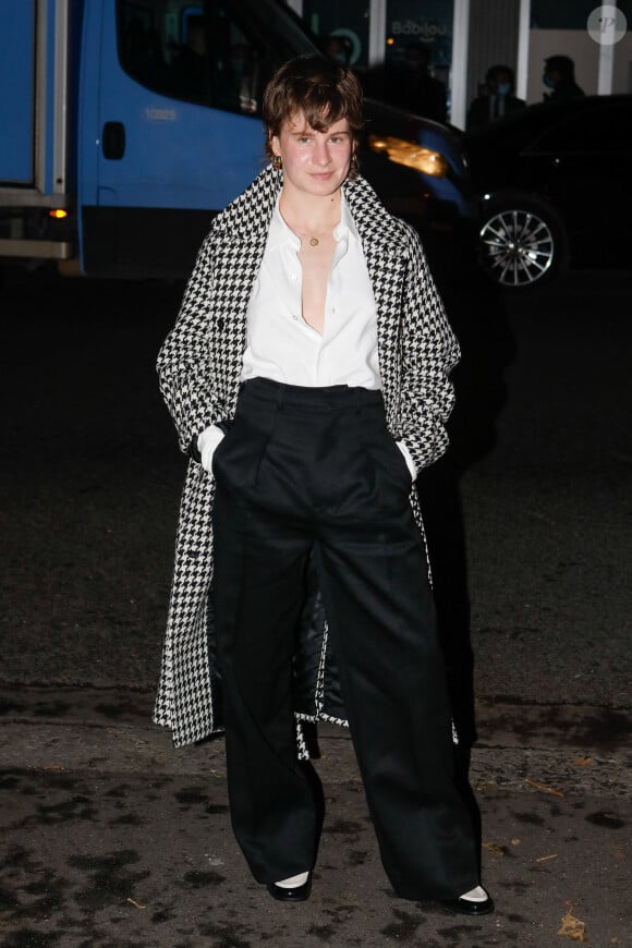 Héloïse Letissier (Christine and the Queens) - Arrivées au défilé de mode prêt-à-porter printemps-été 2021 "AMI Alexandre Mattiussi" sur le Pont de Sully à Paris. Le 3 octobre 2020 © Veeren Ramsamy-Christophe Clovis / Bestimage 