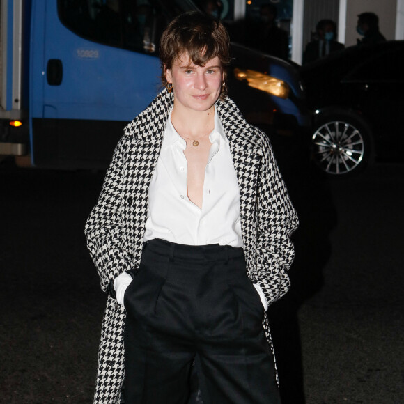 Héloïse Letissier (Christine and the Queens) - Arrivées au défilé de mode prêt-à-porter printemps-été 2021 "AMI Alexandre Mattiussi" sur le Pont de Sully à Paris. Le 3 octobre 2020 © Veeren Ramsamy-Christophe Clovis / Bestimage 