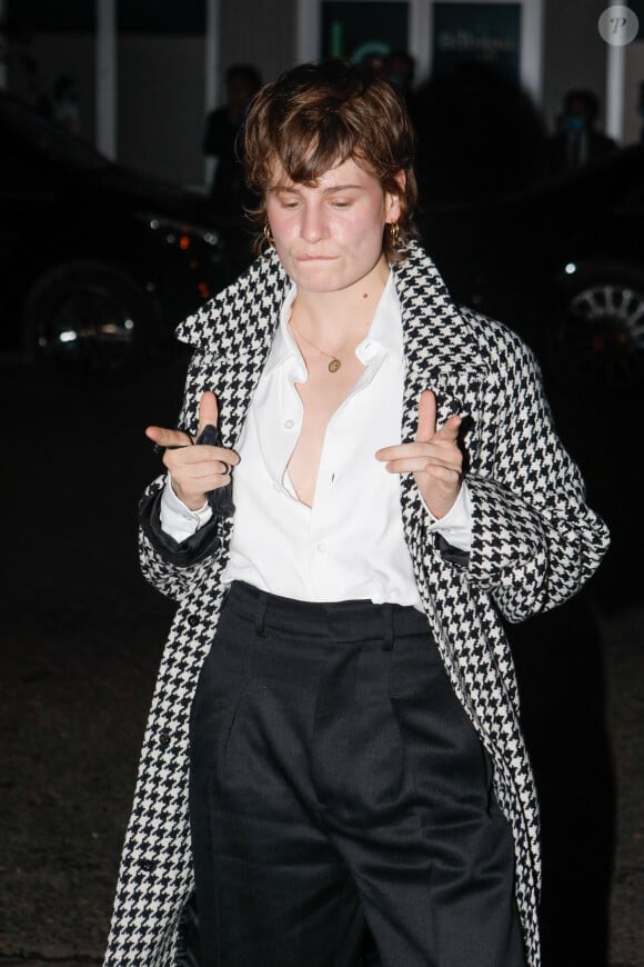 Héloïse Letissier (Christine and the Queens) - Arrivées au défilé de mode prêt-à-porter printemps-été 2021 "AMI Alexandre Mattiussi" sur le Pont de Sully à Paris. Le 3 octobre 2020 © Veeren Ramsamy-Christophe Clovis / Bestimage 