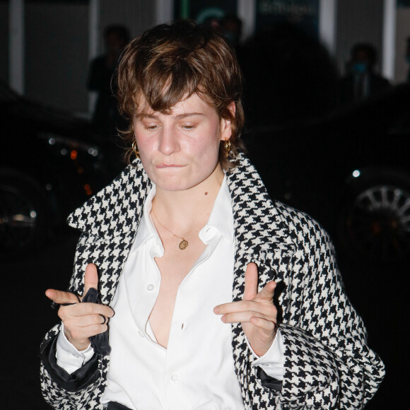 Héloïse Letissier (Christine and the Queens) - Arrivées au défilé de mode prêt-à-porter printemps-été 2021 "AMI Alexandre Mattiussi" sur le Pont de Sully à Paris. Le 3 octobre 2020 © Veeren Ramsamy-Christophe Clovis / Bestimage 