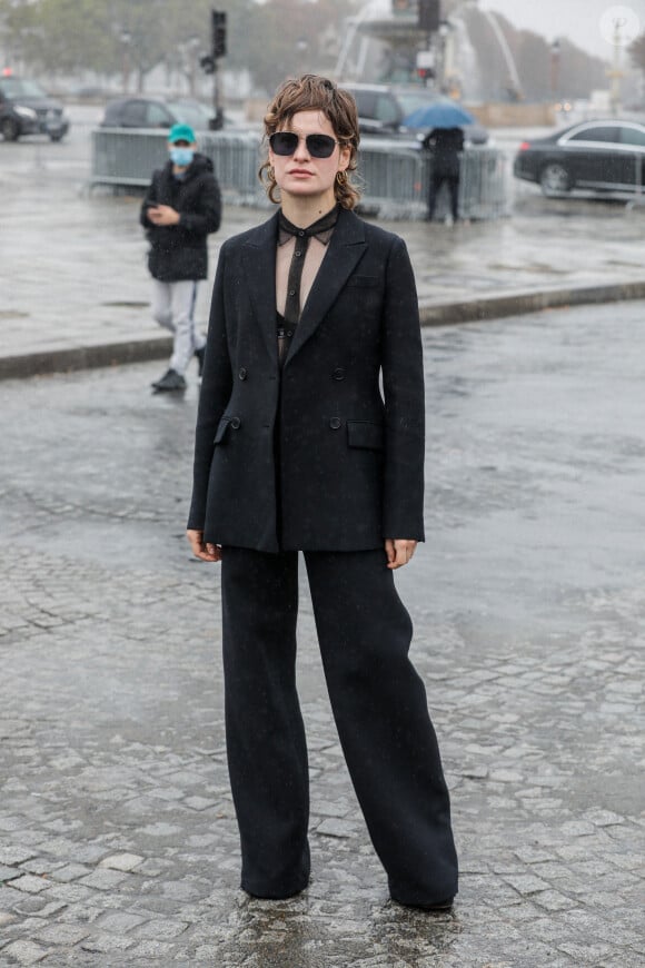 La chanteuse Héloise Letissier (Christine and the Queens) - Arrivées au défilé de mode prêt-à-porter printemps-été 2021 "Dior" au Jardin des Tuileries à Paris. Le 29 septembre 2020 © Christophe Clovis / Bestimage 