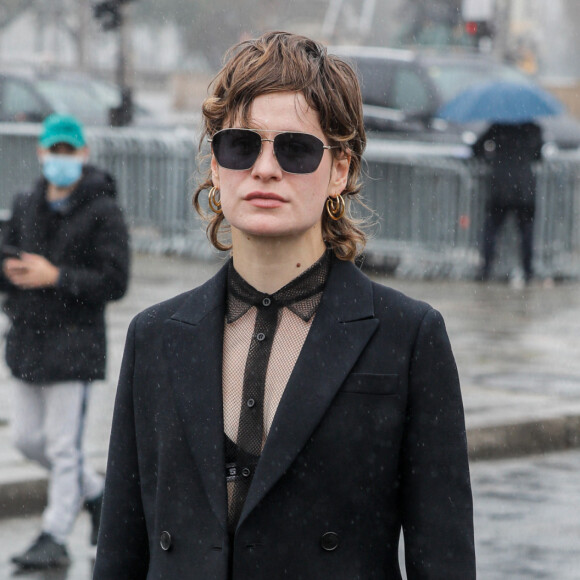 La chanteuse Héloise Letissier (Christine and the Queens) - Arrivées au défilé de mode prêt-à-porter printemps-été 2021 "Dior" au Jardin des Tuileries à Paris. Le 29 septembre 2020 © Christophe Clovis / Bestimage 