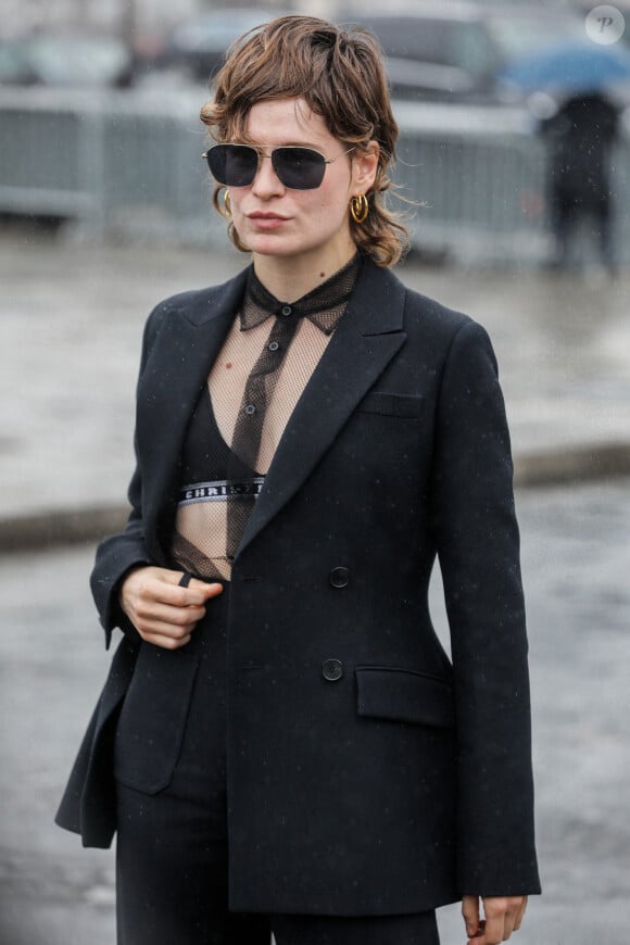 La chanteuse Héloise Letissier (Christine and the Queens) - Arrivées au défilé de mode prêt-à-porter printemps-été 2021 "Dior" au Jardin des Tuileries à Paris. Le 29 septembre 2020 © Christophe Clovis / Bestimage 