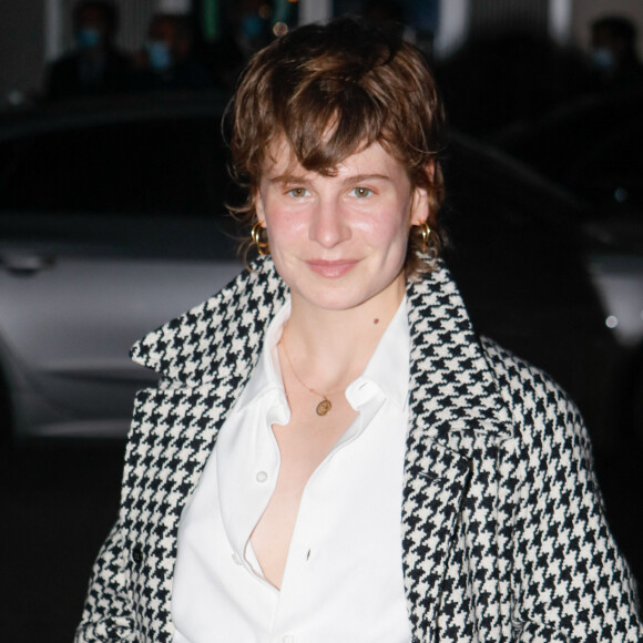 Héloïse Letissier (Christine and the Queens) - Arrivées au défilé de mode prêt-à-porter printemps-été 2021 "AMI Alexandre Mattiussi" sur le Pont de Sully à Paris. Le 3 octobre 2020 © Veeren Ramsamy-Christophe Clovis / Bestimage 