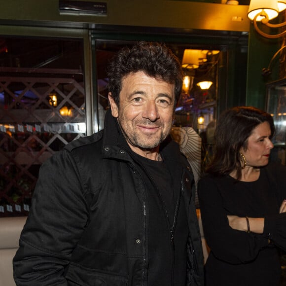 Patrick Bruel pose lors de la remise du prix littéraire "La Closerie des Lilas" à la Closerie des Lilas à Paris, le 18 avril 2023. Le prix littéraire de la Closerie des Lilas a été décerné à la romancière Y. Ghata pour "Le Testament du prophète". Fille de l'écrivaine V.Khoury-Ghata, elle a étudié l'histoire de l'art à la Sorbonne et à l'école du Louvre. Son premier roman "La nuit des calligraphes" (2004), a été remarqué par la critique et traduit dans plusieurs langues. "Le Testament du prophète" raconte le retour d'une romancière de renom dans le village où elle est née et le rejet qu'elle subit, accusée d'avoir sali la réputation des villageois et leurs familles dans ses livres. La lauréate est l'invitée pendant un an (à concurrence de 3.000 euros) de la célèbre brasserie du boulevard du Montparnasse à Paris. Créé en 2007, le Prix de la Closerie des Lilas a pour mission de soutenir et faire connaître une littérature féminine de qualité. © Pierre Perusseau/Bestimage