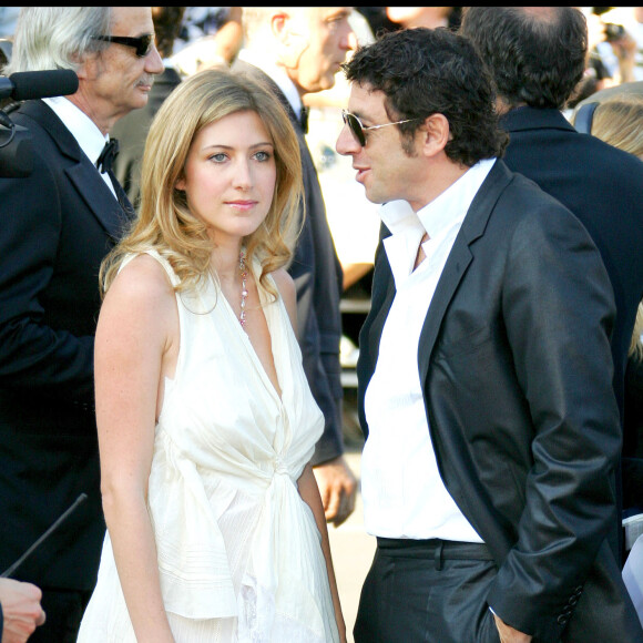 Si leurs deux parents se séparent en 2007, les deux jeunes hommes ont la chance de pouvoir compter sur la bonne entente entre le chanteur et l'écrivaine.  
Patrick Bruel et Amanda Sthers - montée des marches du 60e Festival de Cannes. © Guilaume Gaffiot / Bestimage