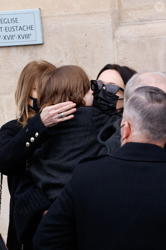 Son ex-femme Gaëlle Pietri doit désormais s'occuper seule d'Orso.
Gaëlle Pietri (ex-compagne du défunt) et son fils Orso - Sorties des obsèques (bénédiction) de Gaspard Ulliel en l'église Saint-Eustache à Paris. Le 27 janvier 2022 © Jacovides-Moreau / Bestimage 