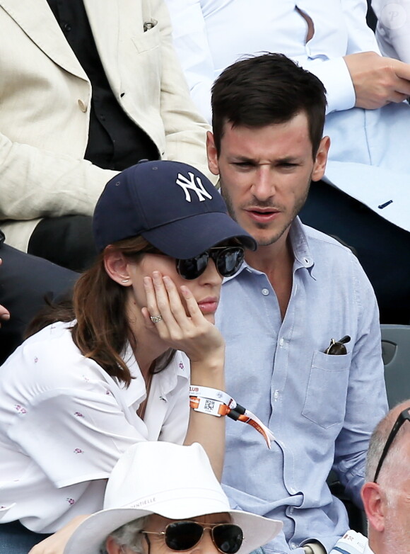 Gaspard Ulliel et sa compagne Gaëlle Pietri dans les tribunes des Internationaux de Tennis de Roland Garros à Paris le 7 juin 2017 © Cyril Moreau-Dominique Jacovides/Bestimage 