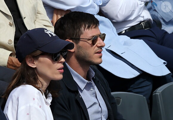 Gaspard Ulliel et sa compagne Gaëlle Pietri dans les tribunes des Internationaux de Tennis de Roland Garros à Paris le 7 juin 2017 © Cyril Moreau-Dominique Jacovides/Bestimage 