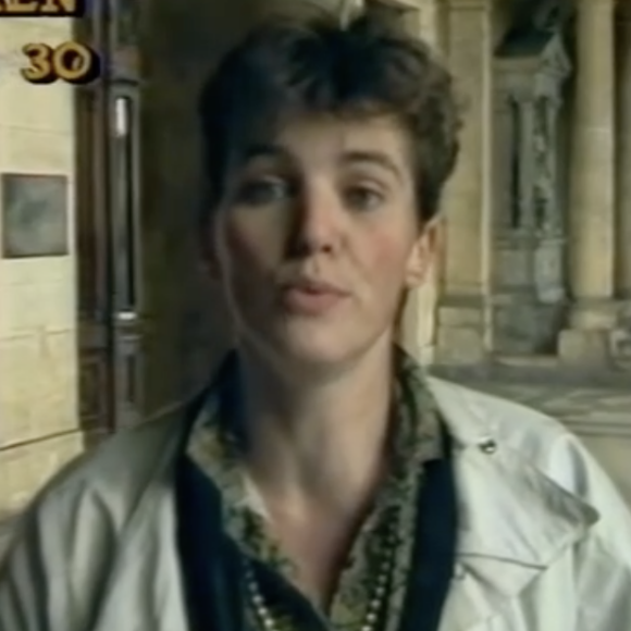 Et c'est une toute jeune femme brune qui est apparue à l'écran.
Des images d'archives d'Elise Lucet, à ses débuts, diffusées dans l'émission "Quelle époque !" France 2
