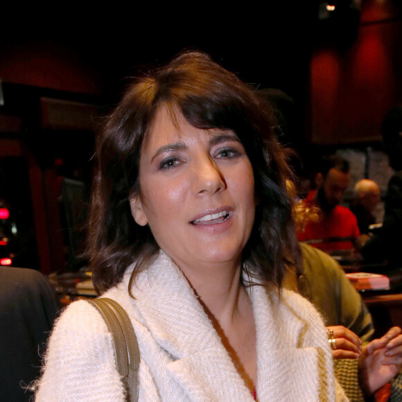 "Vous êtes tordus ! Mais pourquoi il n'aurait pas le droit de le sortir ?", a-t-il demandé à la journaliste, avant qu'elle ne réplique : "Parce que c'est gênant ! La symbolique n'est pas bonne !". 
Exclusif - Estelle Denis - Générale de la pièce de théâtre " Un Président ne devrait pas dire ça... " au Théâtre Libre à Paris, France. Le 16 Février 2023. © Bertrand Rindoff / Bestimage 