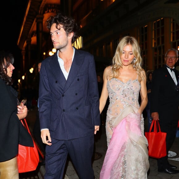 A 25 ans, il est mannequin et acteur.
Sienna Miller et son compagnon Oli Green quittent la Casa Cipriani à New York le 27 avril 2023. 