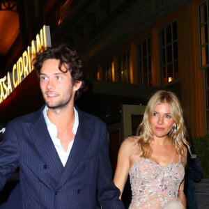 Sienna Miller et son compagnon Oli Green quittent la Casa Cipriani à New York le 27 avril 2023. 