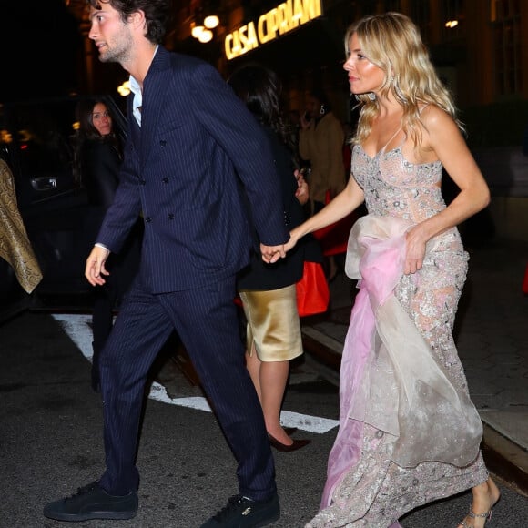 Sienna Miller et son compagnon Oli Green quittent la Casa Cipriani à New York le 27 avril 2023. 