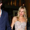 Robe scintillante, culotte apparente : Sienna Miller renversante et main dans le main avec son très jeune amoureux