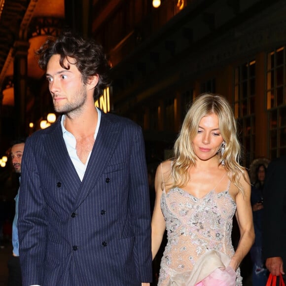 Sienna Miller et son compagnon Oli Green quittent la Casa Cipriani à New York le 27 avril 2023. 