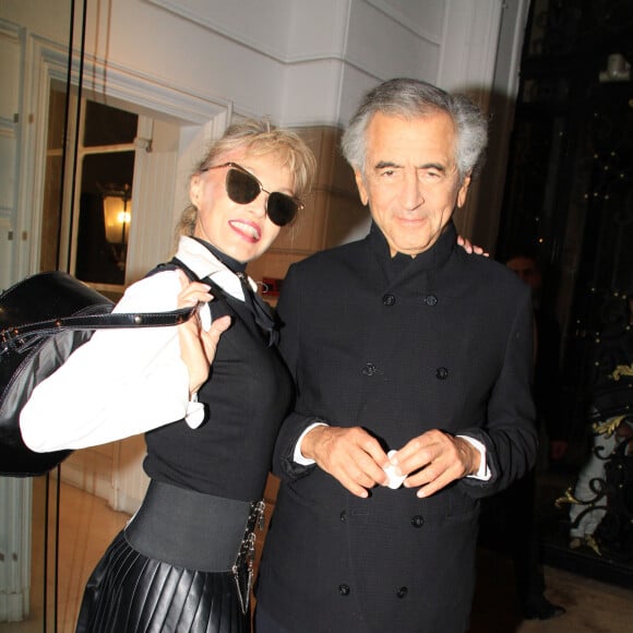 Une vie sans bambins qui convient apparemment à tout le monde.
Arielle Dombasle et son mari Bernard-Henri Lévy (BHL) lors du vernissage de de l'exposition "La Clandestine"de Marie Beltrami à la librairie Artcurial à Paris, France, le 1er octobre 2019. © Philippe Baldini/Bestimage 