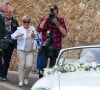 Ils sont ensuite repartis dans une voiture qui n'a pas voulu démarrer ! 
Nicolas Bagory et la princesse Alexandra de Luxembourg - Mariage de la princesse Alexandra de Luxembourg et Nicolas Bagory à l'église Saint-Trophyme de Bormes-les-Mimosas. Le 29 avril 2023 