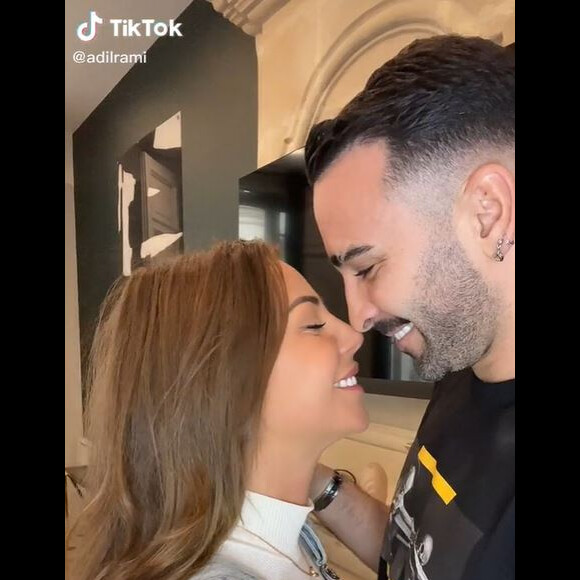 Adil Rami en couple avec Léna, vue dans "Les Marseillais" ou "Les Princes de l'amour"