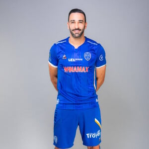 Un coup de sang que son club a déploré, condamnant "toute forme de violence". Dans la soirée, c'est Adil Rami lui-même qui a tenu à s'excuser sur son compte Instagram pour son geste d'humeur.
RAMI Adil - Photos officielles de l'équipe de Troyes 2022/2023. 