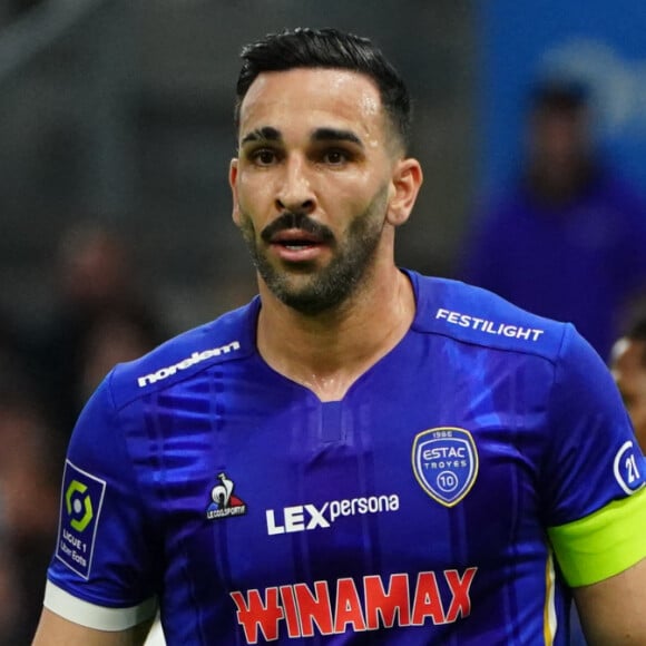 Ce dimanche, l'équipe de football de Troyes, plus communément appelée l'ESTAC, s'est inclinée sur sa propre pelouse contre l'OGC Nice dans le cadre de la trente-troisième journée du championnat de France.
Adil Rami (Troyes) contre Marseille au stade Vélodrome.