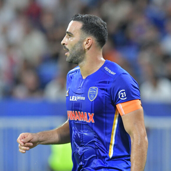 Une information rapportée par nos confrères de "L'Est-Éclair", qui indiquent également qu'à l'issue du match, l'ex de Pamela Anderson a failli en venir aux mains avec un leader des Magic Troyes (Groupe de supporters de l'ESTAC, ndlr), promettant notamment "de les prendre un par un s'il le fallait", écrit cette fois-ci le magazine "SO FOOT".
Adil Rami (troyes) - Match de football en ligue 1 Uber Eats : Olympique Lyonnais - ESTAC Troyes (4-1), au Groupama Stadium à Lyon, France le 19 Août 2022. © Frédéric Chambert / Panoramic / Bestimage