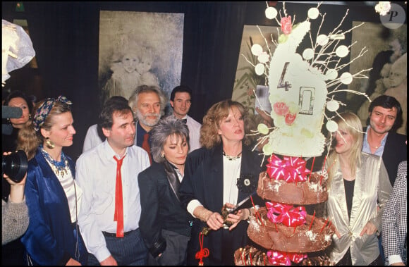 Archives - Alice Dona fete ses 40 ans entourée de ses amis Jeane Manson, Georges Moustaki, Catherine Lara et Stone. Paris en 1986.
