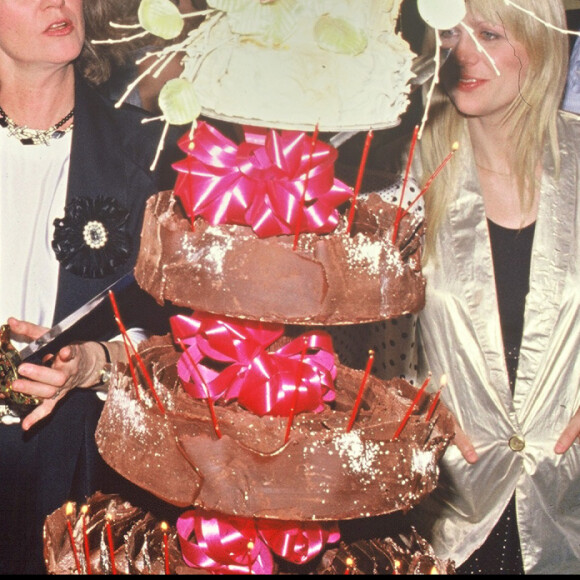 Archives - Alice Dona fete ses 40 ans entourée de ses amis Jeane Manson, Georges Moustaki, Catherine Lara et Stone. Paris en 1986.