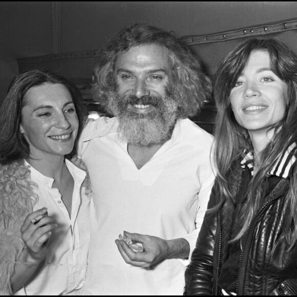 Mais elle aura tout de même eu le temps de tomber enceinte de lui, avant de finalement décider d'avorter.
Archives - Georges Moustaki après un concert à Bobino en 1976 avec Catherine Lara et Francoise Hardy.