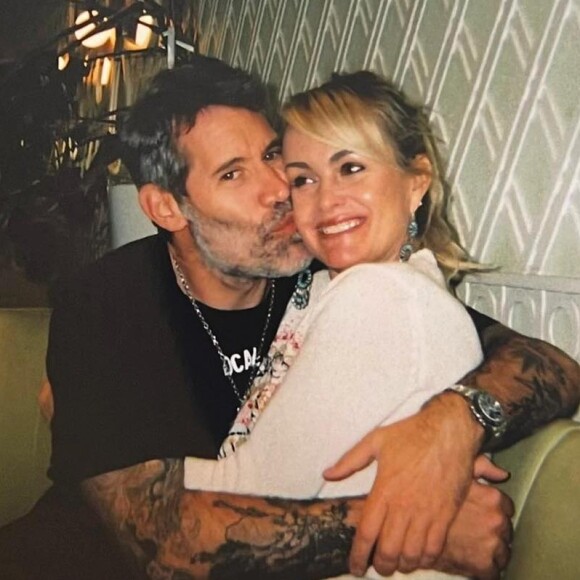 En couple depuis 2020, Laeticia Hallyday et Jalil Lespert filent le parfait amour.
Jalil Lespert et Laeticia Hallyday sur Instagram.