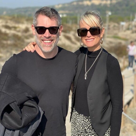 Laeticia Hallyday et Jalil Lespert en amoureux au Portugal : Promenade romantique à deux sur la plage