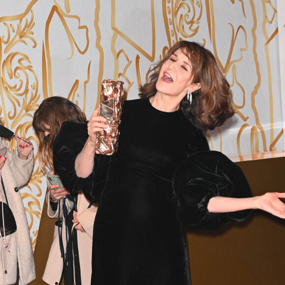 Et confiait qu'elle jugeait son nez beaucoup trop "gros"
Valérie Lemercier (habillée par Stéphane Rolland) César de la meilleure actrice dans Aline - Photocall au Fouquet's après la 47ème cérémonie des César à Paris le 26 février 2022. © Coadic Guirec / Bestimage 