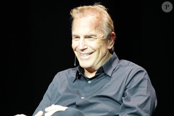 Exclusif - Kevin Costner participe à un "Live Talks" avec Ron Shelton et Ron Rapoport à Los Angeles, le 3 août 2022.  EXCLUSIVE - Kevin Costner appears at a Live Talks event at the Glorya Kaufman Performing Arts Center in LA alongside Ron Shelton, the director of their 1988 iconic baseball movie ‘Bull Durham'. The friends were at the event to promote Ron's new book, ‘The Church of Baseball: The Making of Bull Durham: Home Runs, Bad Calls, Crazy Fights, Big Swings and a Hit'. Kevin flew in from his ranch in Montana on the day especially for the talk. During the hour-long discussion with interviewer Ron Rapoport, Kevin revealed he was friends with the late LA Dodgers broadcaster, Vin Scully. Kevin said: “The first time I met him I was a young celebrity at a gold event we were playing at together. I was too nervous to say anything for three holes but then he said to me, ‘Kevvy it's your turn, give it your best.' Only my dad had called me Kevvy before so he put me at ease straight away. After that, he always called me Kevvy.” Kevin also said he'd like to appear in a superhero blockbuster. “I'd love to appear in a franchise, what a way to make money,” he said. Ron also joked that he “never got a dollar” from the estimated $ 50 million Bull Durham has grossed on a $ 9 million budget. As the audience laughed, Kevin smiled and said: “No you didn't but I got some of it!” Kevin signed several baseballs for fans at the end of the event. 