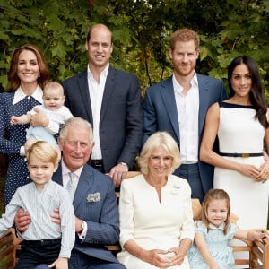 Depuis, la famille est déchirée par les histoires et les différends.
Photo de famille pour les 70 ans du prince Charles, prince de Galles, dans le jardin de Clarence House à Londres, Royaume Uni, le 14 novembre 2018. Le prince de Galles pose en famille avec son épouse Camilla Parker Bowles, duchesse de Cornouailles, et ses fils le prince William, duc de Cambridge, et le prince Harry, duc de Sussex, avec leurs épouses, Catherine (Kate) Middleton, duchesse de Cambridge et Meghan Markle, duchesse de Sussex, et les trois petits-enfants le prince George, la princesse Charlotte et le jeune prince Louis. 
