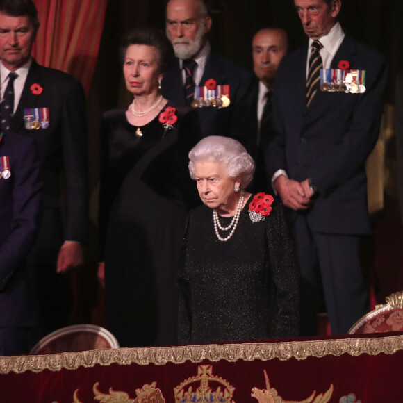 La reine Elizabeth II avait elle aussi une femme pour gérer ses histoires dans la presse, Angela.
La reine Elisabeth II d'Angleterre, le prince William, duc de Cambridge, la princesse Anne, le prince Charles - La famille royale d'Angleterre au Royal Albert Hall pour le concert commémoratif "Royal British Legion Festival of Remembrance" à Londres. Le 10 novembre 2018 