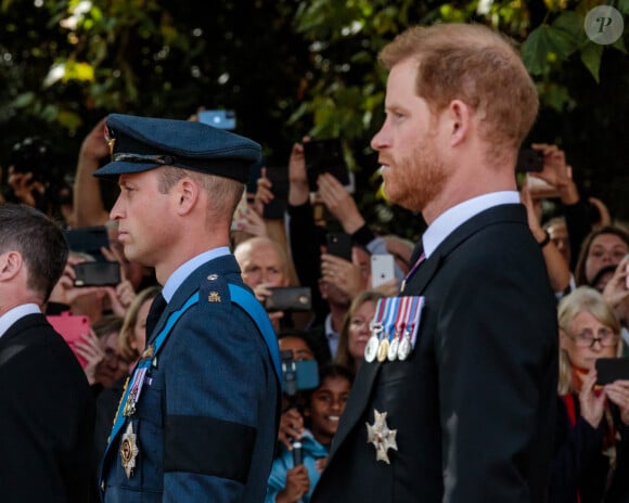 En tout cas, ceci n'a pas arrangé les affaires du prince Harry et du prince William qui ne se parlent toujours pas. 
Le prince William, prince de Galles, le prince Harry - Procession cérémonielle du cercueil de la reine Elisabeth II du palais de Buckingham à Westminster Hall à Londres le 14 septembre 2022. © Photoshot / Panoramic / Bestimage 