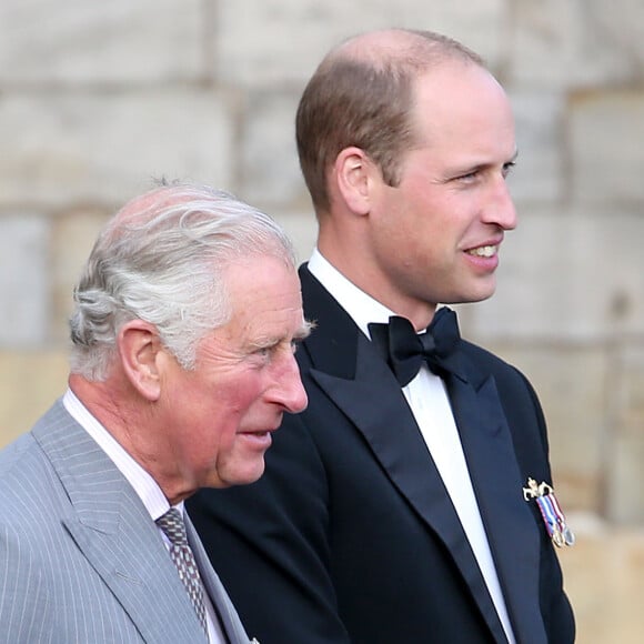 Le prince William et le prince Charles se sont déjà affrontés autour des rumeurs selon Harry.
Le prince William et le prince Charles lors du "Royal Edinburgh Military Tattoo". 