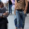 Gwen Stefani, généreuse donne un billet à un mendiant (25 février 2010)
