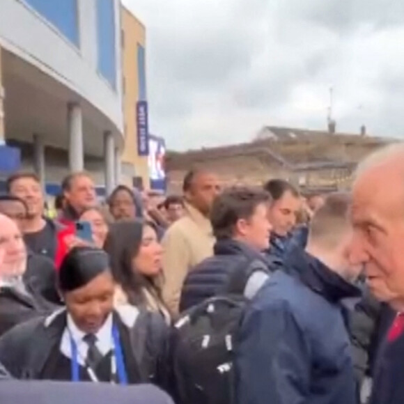 Le roi Juan Carlos 1er arrive au stade de Stamford Bridge pour assister au match "Real Madrid - Chelsea". Londres, le 18 avril 2023.